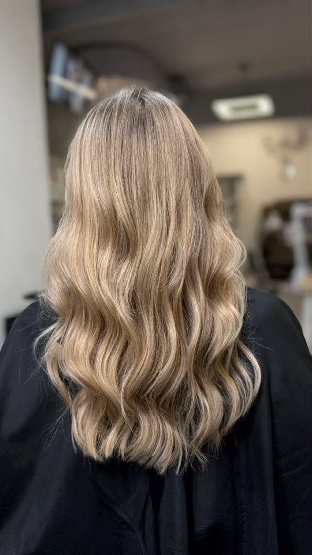Koloryzacja: blond do ramion, fale