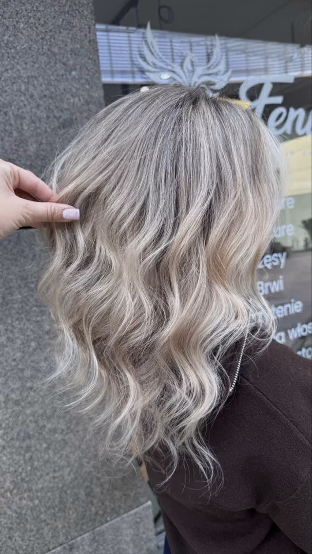 Koloryzacja: chłodny srebrny blond