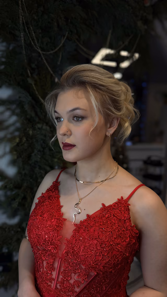 Włosy: eleganckie upięcie wieczorowe