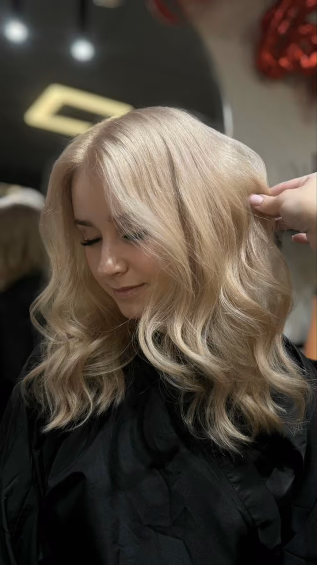 Włosy: rozświetlone fale blond