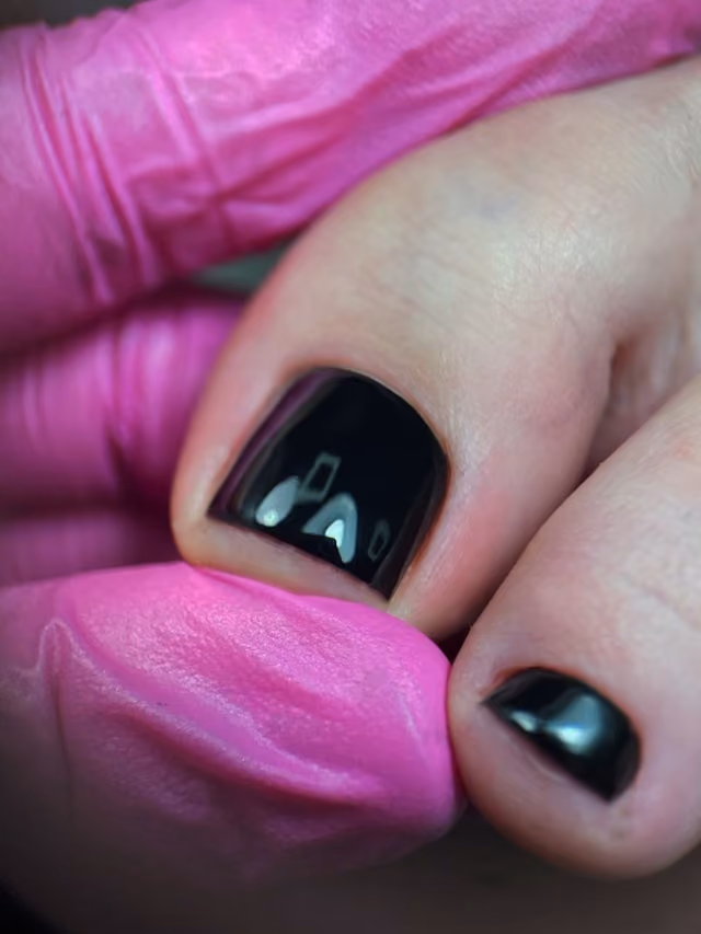 Pedicure: czerń z połyskiem